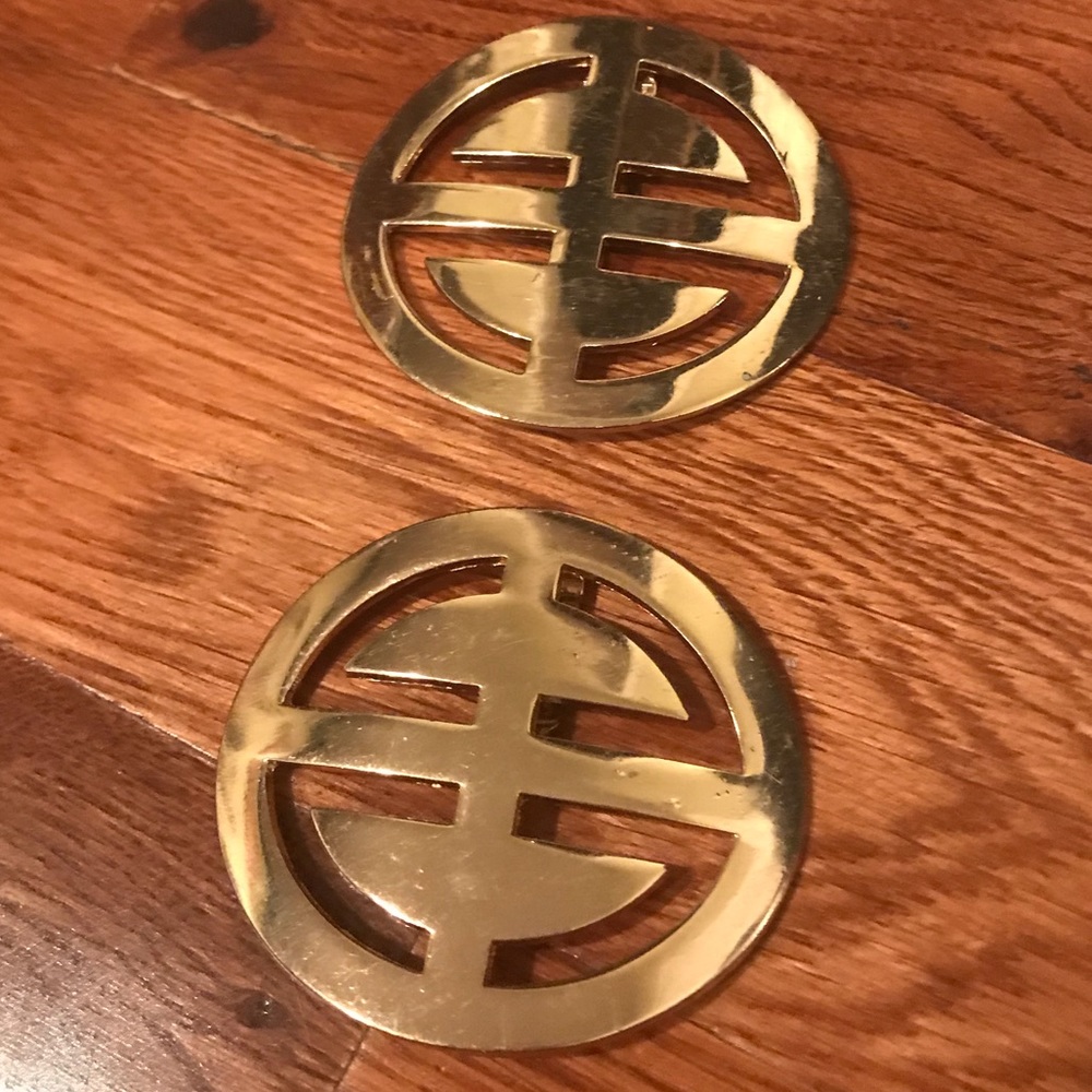 ‘Tory Burch’ style gold-tone shoe clips